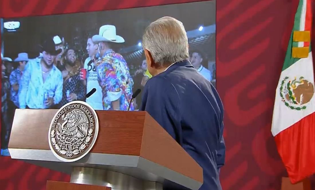 AMLO critica los corridos y series que hacen apología al narco