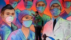 Mural de Sergio Morelos (Applezman), en homenaje al personal médico que está en la primera línea de lucha contra la pandemia del nuevo coronavirus, en CDMX