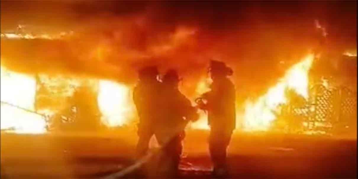 Se incendian puestos semifijos en inmediaciones del Mercado de la Flores de la Merced. foto captura