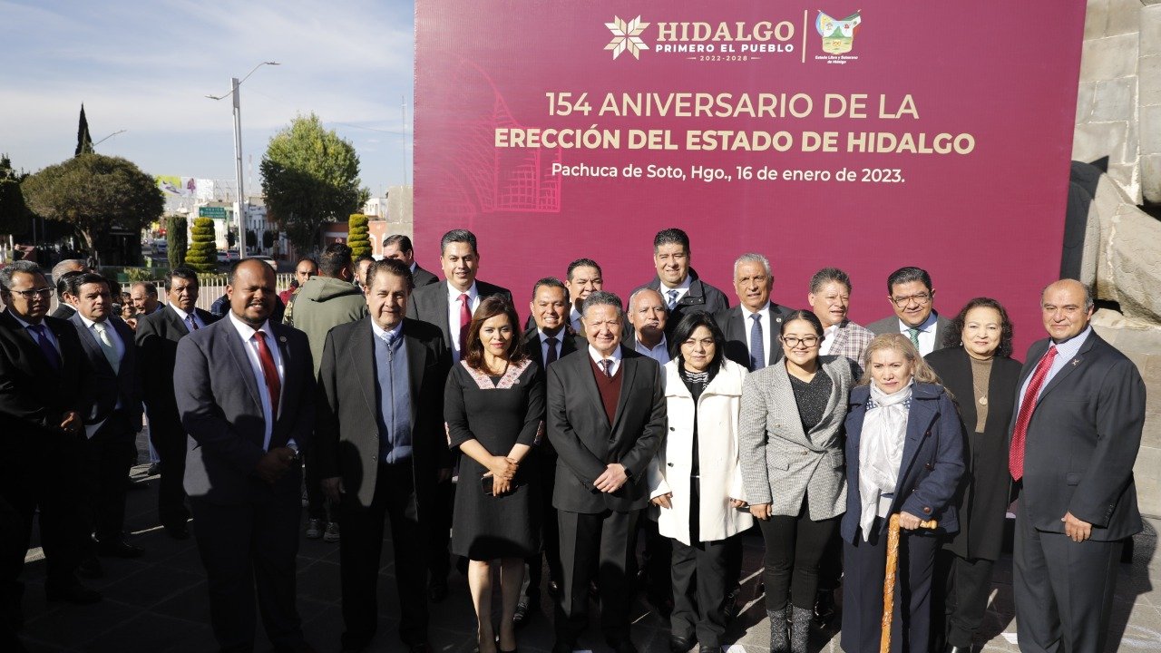quien estuvo acompañado de la presidenta del Tribunal Superior de Justicia del Estado de Hidalgo (TSJEH), Rebeca Stella Aladro Echeverría. También acompañaron al gobernador el comandante de la 18va zona militar, general Juan José Gómez Ruiz; el coordinador general de la Guardia Nacional en Hidalgo, coronel José Francisco González.