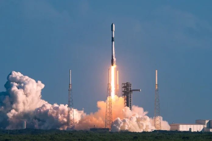 SpaceX planea prueba de transferencia de propulsor orbital en 2025, clave en misión lunar. Foto: SpaceX